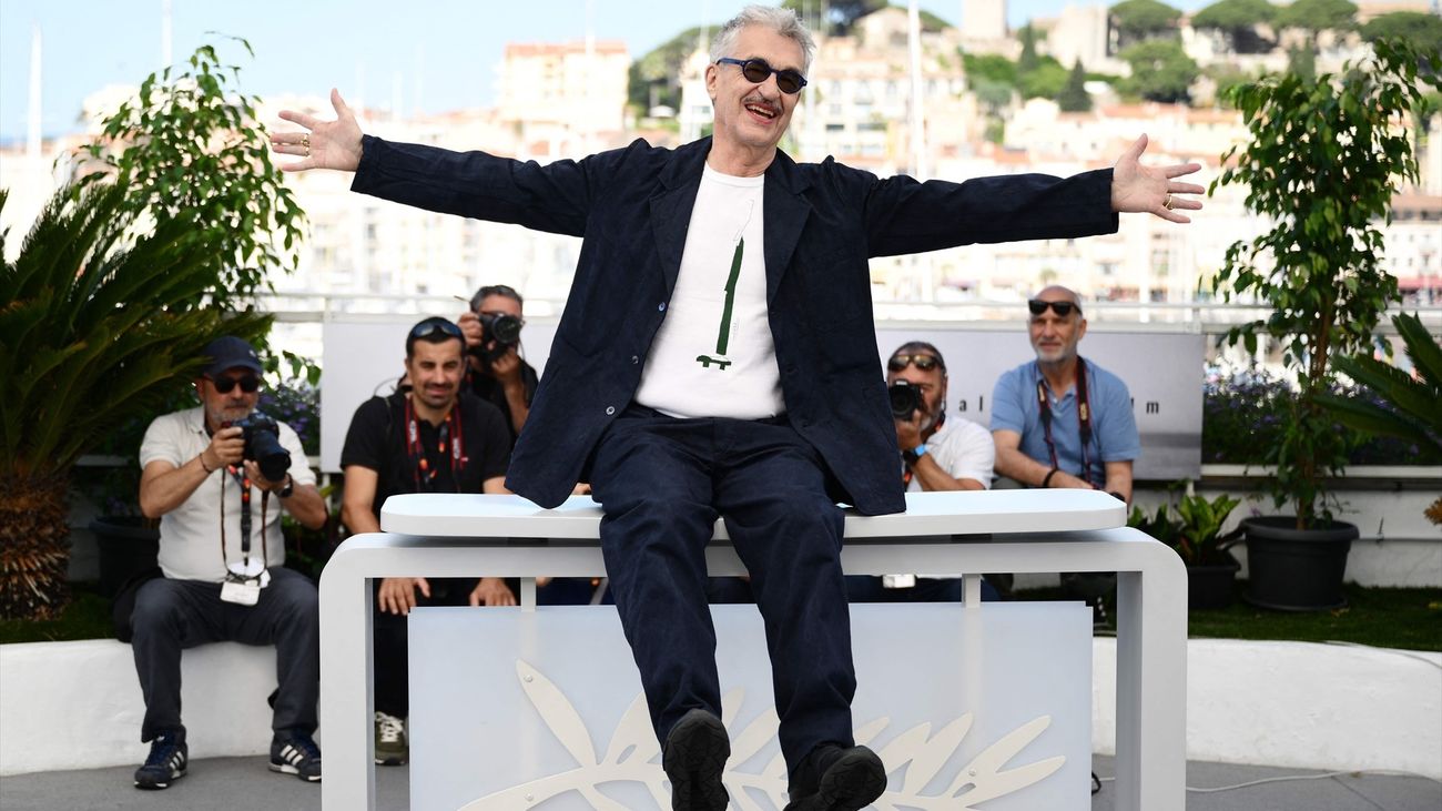 Wim Wenders, director alemán, posa para una foto durante el photocall de la película "Días perfectos" en la 76ª edición del Festival de Cannes.