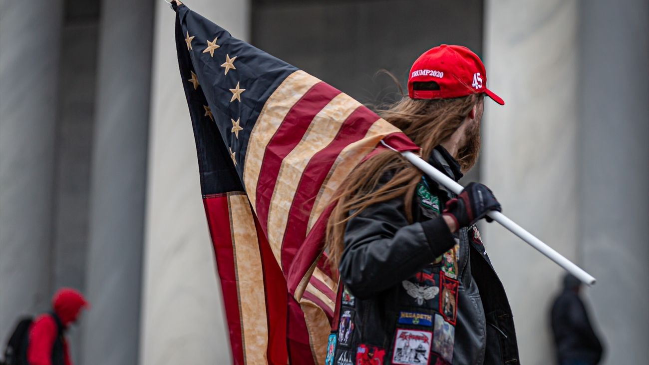 18 años de cárcel para el fundador de los 'Oath Keepers', la mayor condena por el asalto al Capitolio