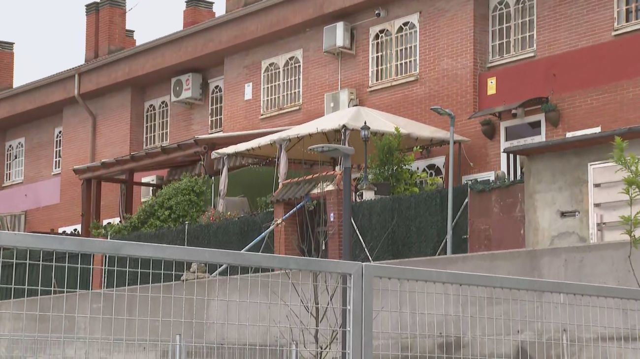 Una vecina de Móstoles reclama al ayuntamiento que se haga cargo de las grietas de su vivienda