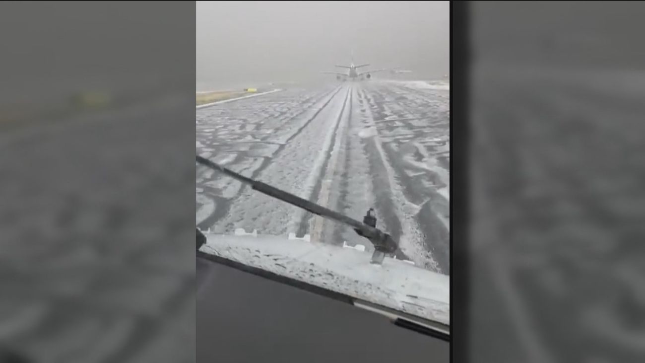 Una intensa granizada tiñe de blanco el aeropuerto Adolfo Suárez-Madrid Barajas