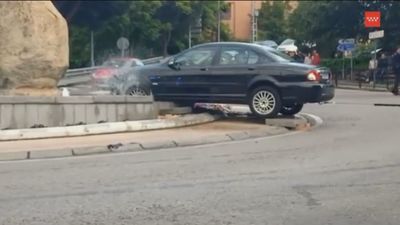 Un coche acaba metido en la fuente de una rotonda de Torrelodones