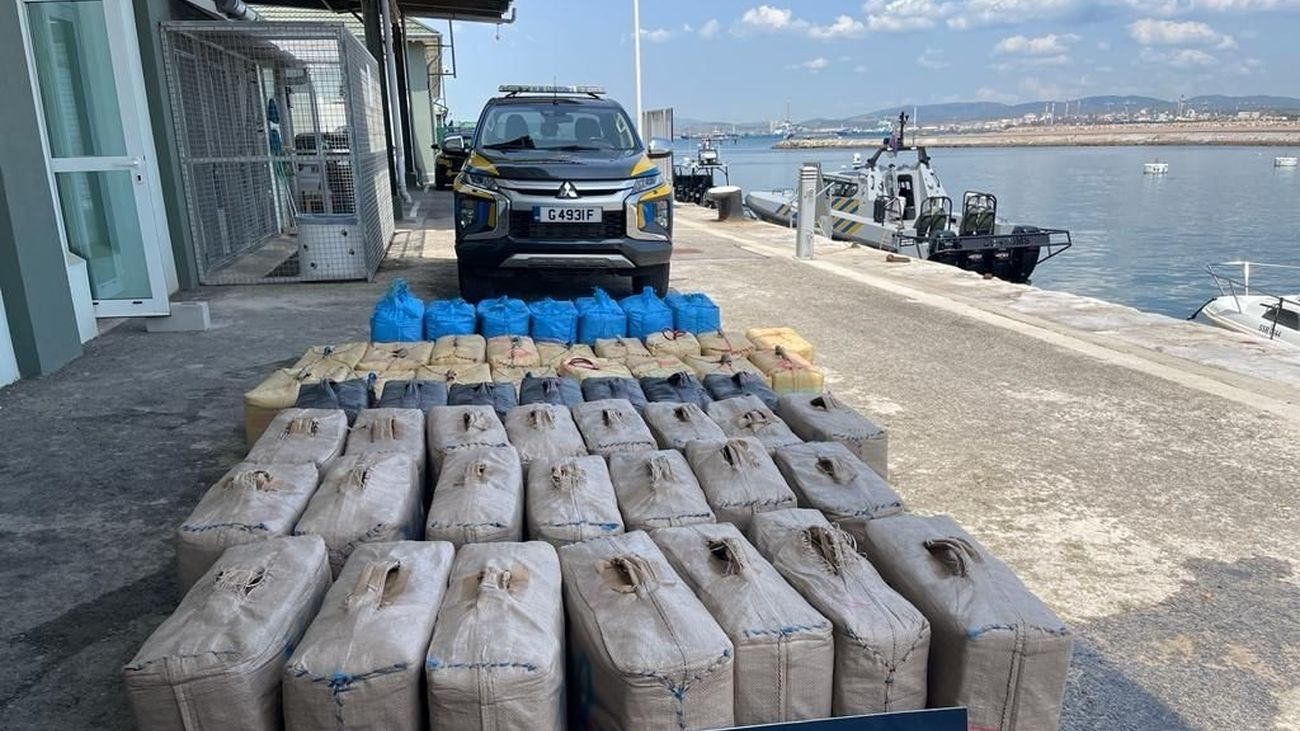 Gibraltar incauta dos toneladas de marihuana flotando en el mar
