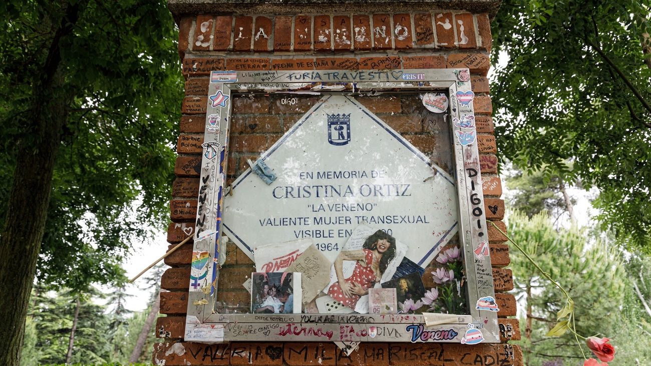 La placa que homenajea a 'La Veneno', en el Parque del Oeste, a 26 de mayo de 2023, en Madrid (España)