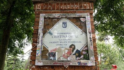 Tapan la placa de 'La Veneno' con pegatinas de Franco en el Parque del Oeste de Madrid