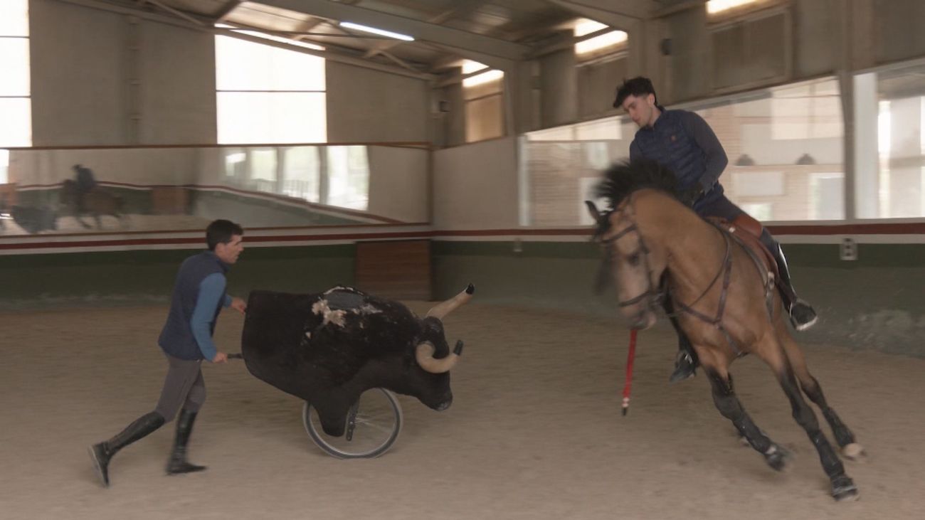 Así es el entrenamiento de los caballos para una corrida de rejones