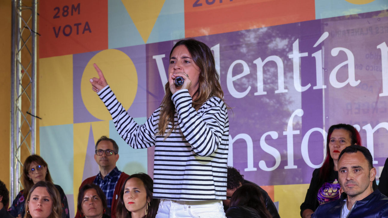 Interrumpen a Montero en el mitin de cierre de campaña de Podemos para protestar contra la ley trans