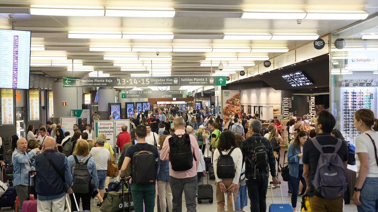 Viajeros con maletas recorren los pasillos de una de las instalaciones de la estación Almudena Grandes-Atocha Cercanías