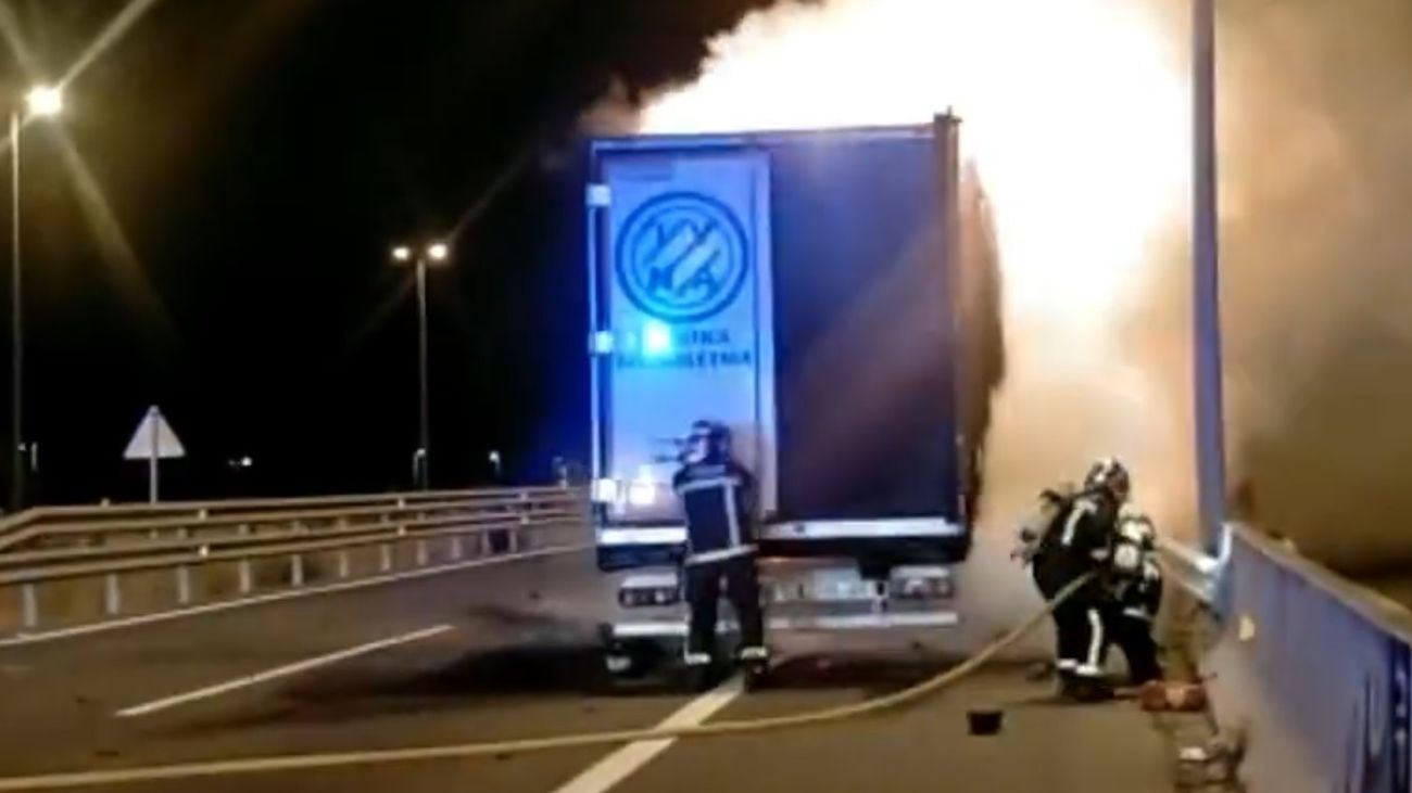 Arde un camión frigorífico en la M-50 a la altura de Las Rozas