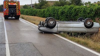 Una mujer, herida leve tras volcar su coche en Chinchón