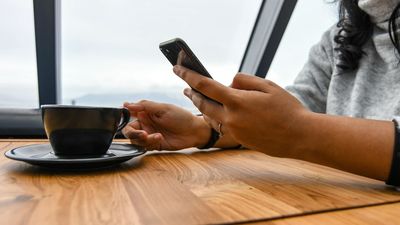 La presidenta de una mesa electoral se va a tomar un café y no vuelve