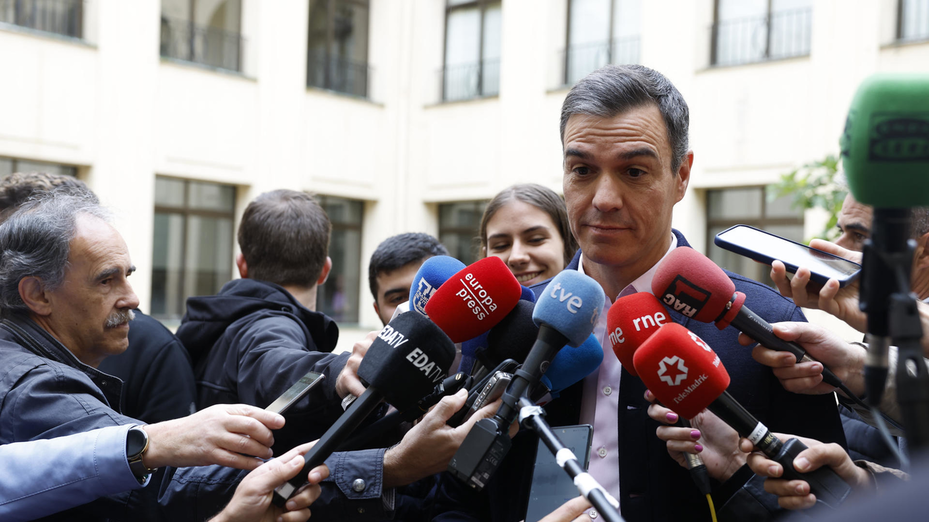 Sánchez, el primero en votar, acompañado del "Que te vote Txapote"