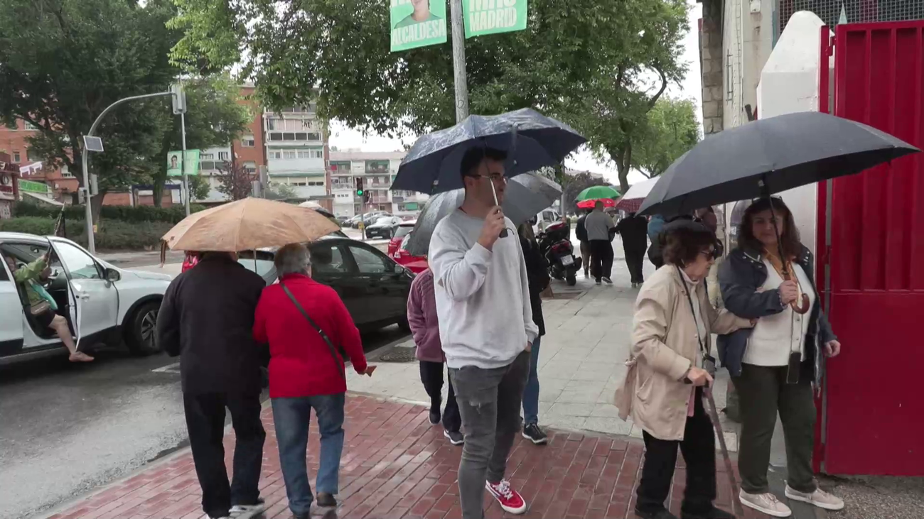 La lluvia marca una  jornada electoral que transcurre con total normalidad