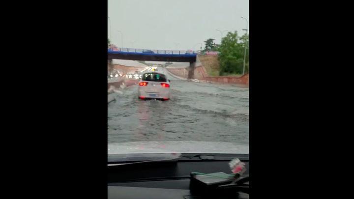 El puente de Canillejas, inundado por la gran tormenta en Madrid / REDACCIÓN