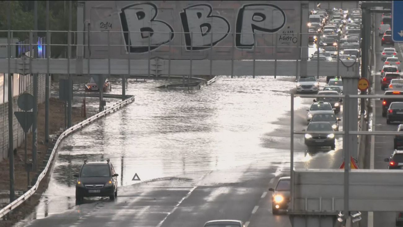La tormenta en Madrid corta carreteras, autopistas, metro y cercanías