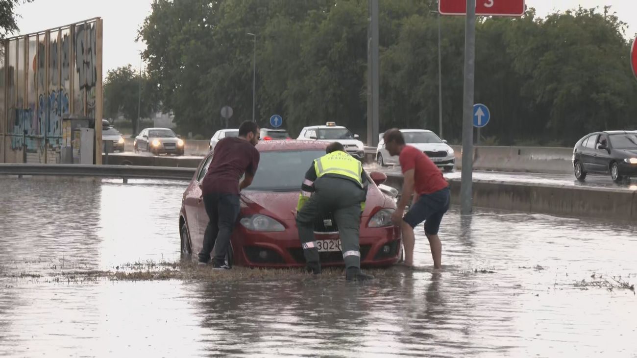 La lluvia anega varias carreteras madrileñas