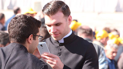 El Vaticano pide a los sacerdotes que eviten publicaciones en redes sociales que fomenten divisiones o prejuicios