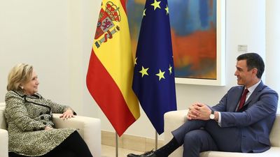 Sánchez se reúne con Hillary Clinton, exsecretaria de Estado de Estados Unidos, en Moncloa