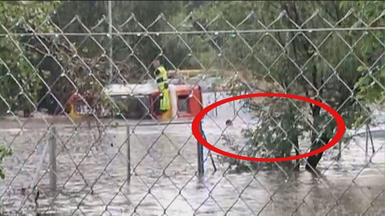 Bomberos, a nado en Mirasierra por la tormenta