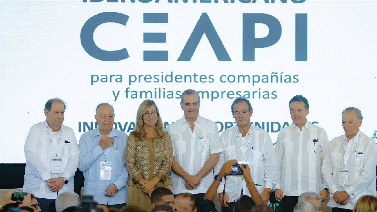 Felipe Vicini, Valentín Diez Morodo, Núria Vilanova, Luis Abinader, Andrés Allamand, Ito Bisonó y Frank Rainieri en el V Congreso Iberoamericano CEAPI en 2022