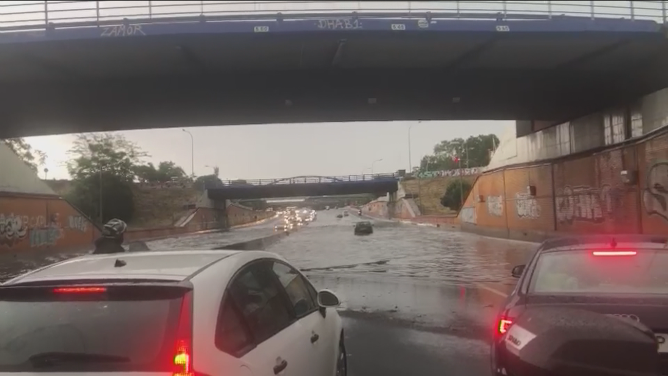 Consecuencias de la fuerte tormenta: Coches como barcos y calles como lagos