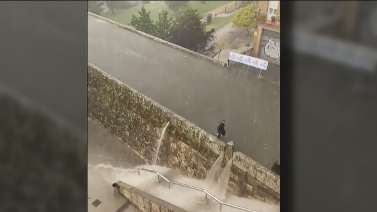 El Puente Romano de Orense queda inundado por completo y los vecinos cruzan con el agua por las rodillas