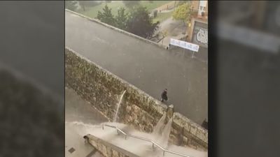 El Puente Romano de Orense queda inundado por completo y los vecinos cruzan con el agua por las rodillas