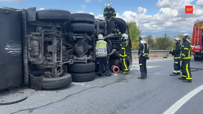 Vuelca un camión de la basura en el cruce de la M-50 y la M-509, en Majadahonda
