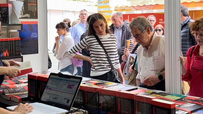 La Reina Letizia visita por sorpresa la Feria del Libro de Madrid