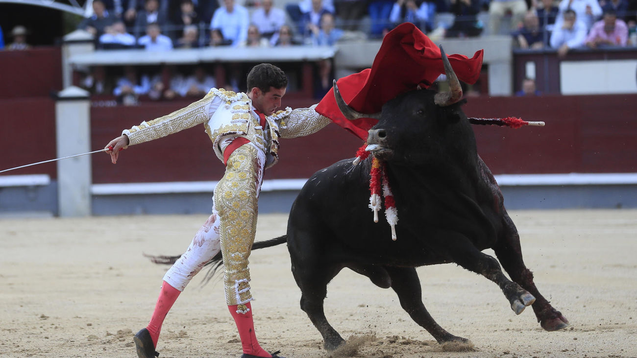 Puerta grande para el diestro madrileño Fernando Adrián en Las Ventas