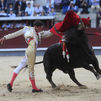 Puerta grande para el diestro madrileño Fernando Adrián en Las Ventas
