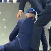 Biden se tropieza y cae al suelo durante una ceremonia militar en Colorado