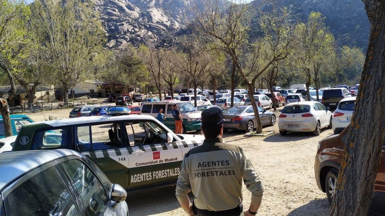 Agentes forestales en el aparcamiento de Canto Cochino, en La Pedriza
