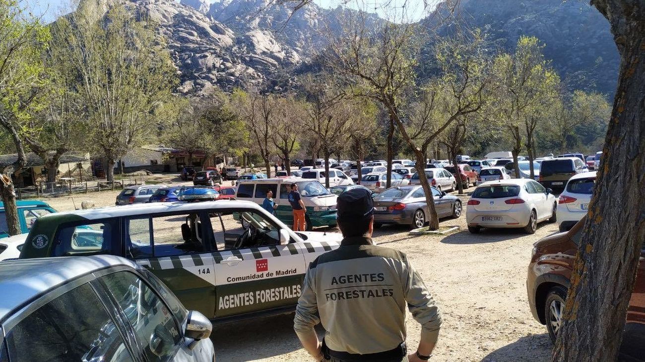 Agentes forestales en el aparcamiento de Canto Cochino, en La Pedriza