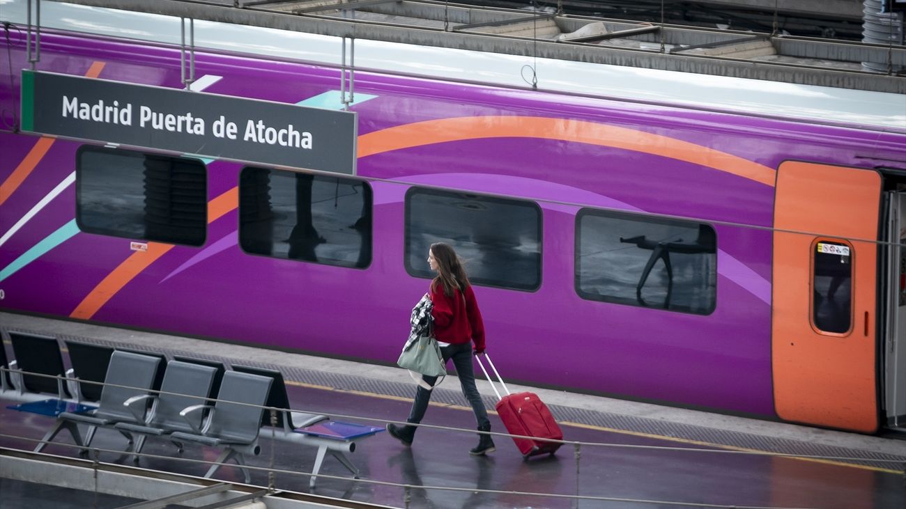 Una mujer con una maleta en la estación Puerta de Atocha-Almudena Grandes junto a un Avlo