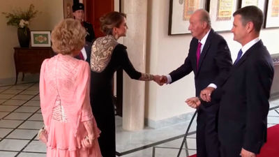 Los reyes eméritos Juan Carlos y Sofía asisten juntos a la boda real en Jordania