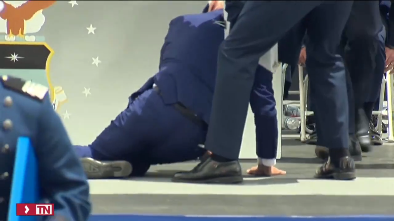 Biden se tropieza y cae al suelo durante una ceremonia militar en Colorado