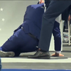 Biden se tropieza y cae al suelo durante una ceremonia militar en Colorado