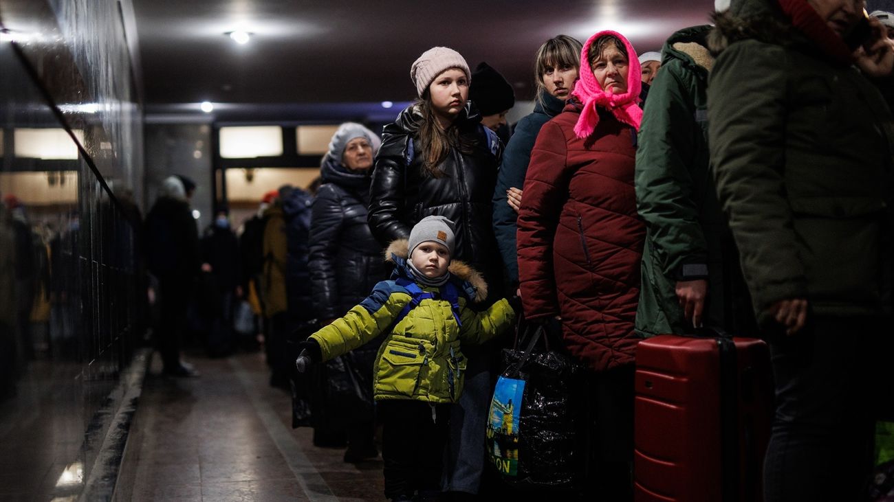 Un grupo de personas evacuadas por los combates