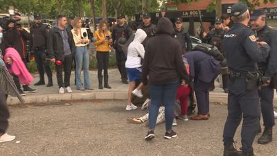 Así ha sido el tenso desalojo de 300 okupas en una urbanización de Alcobendas