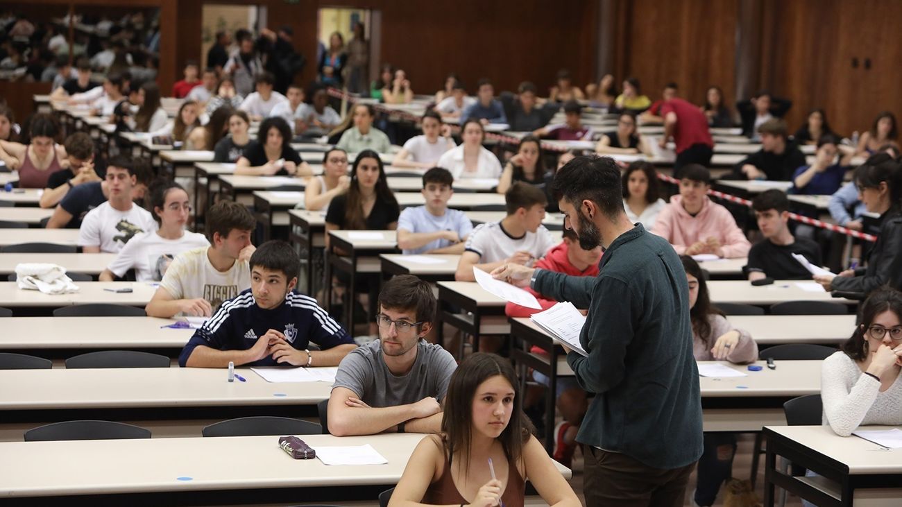 Alumnos realizando la prueba de la EvAU