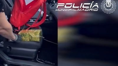 Detenido un conductor de un VTC por llevar 3 kilos de hachís en el coche en Puente de Vallecas