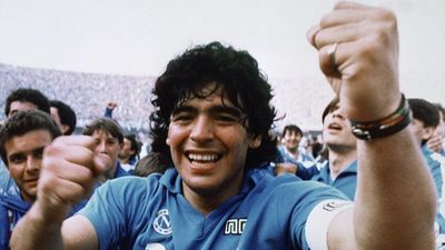 Maradona, el ‘dios del fútbol’ que cayó en el infierno de los excesos