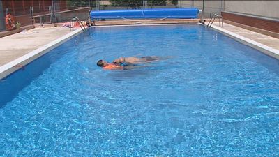 Las piscinas privadas de Madrid afrontan el verano  con la falta de  socorristas