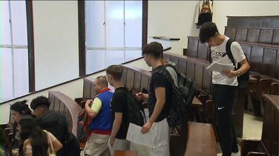 Nervios en la EvAU: "Creí que sacaba un siete, pero he visto ‘incontrovertible’ y como mucho saco un 6”