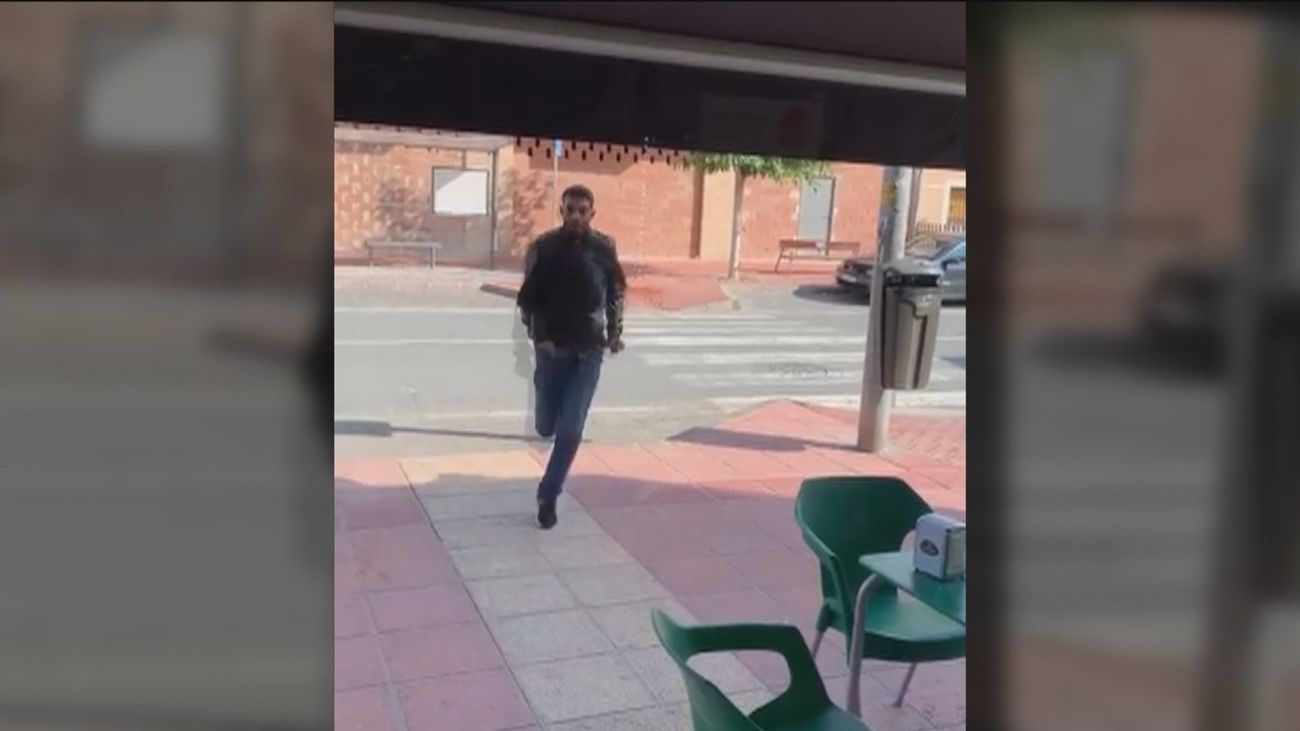 Crea el pánico en una cafetería de Murcia al lanzarse contra el escaparate