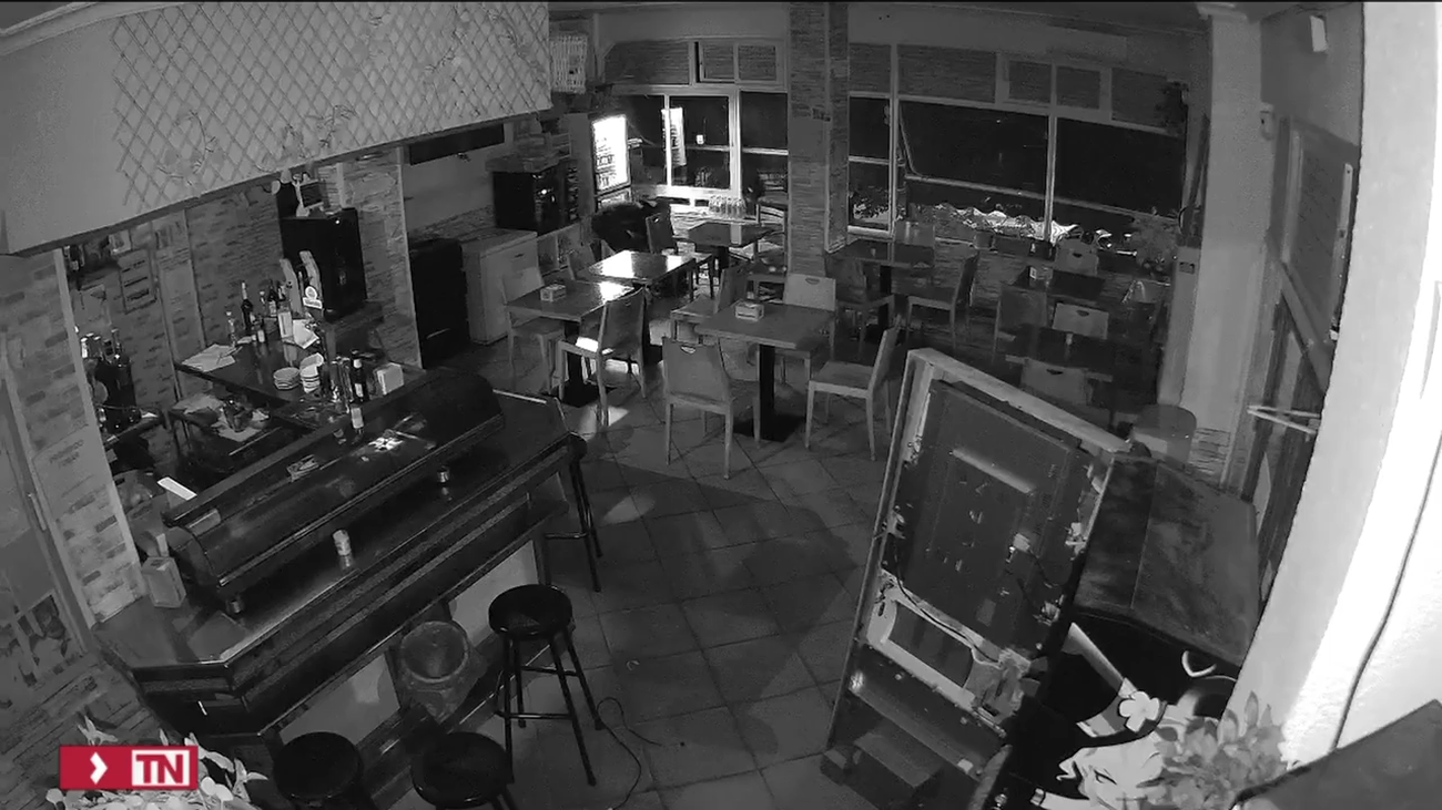 Roban en un bar de Hortaleza e intentan embestir a un coche de Policía