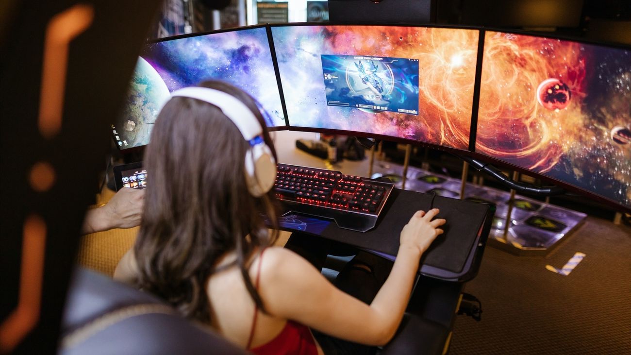 Una chica jugando a  videojuegos