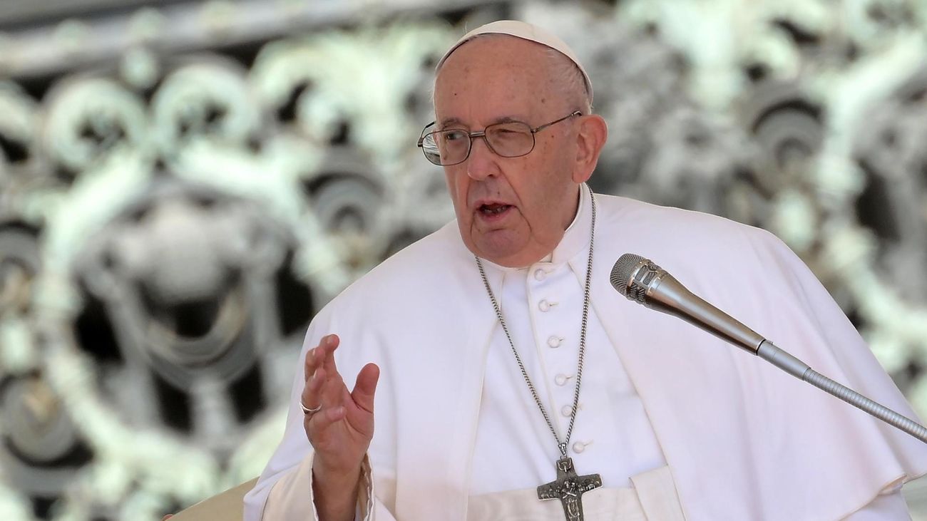 El Papa sale del quirófano y está "bien y consciente" tras ser operado por riesgo de obstrucción intestinal