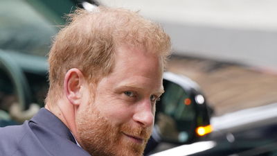 El príncipe Enrique afirma que los tabloides obtuvieron información sobre él mediante "escuchas ilegales"