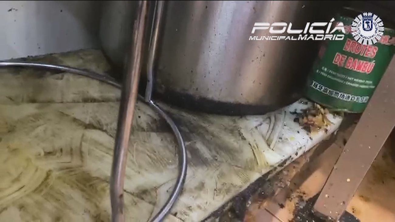 Mugre y alimentos en mal estado en un restaurante en Usera